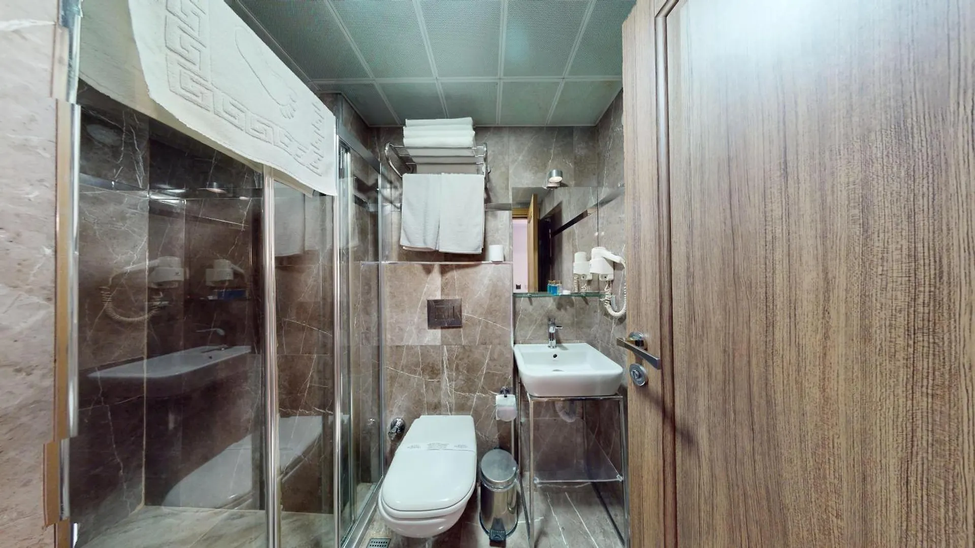 **  Istanbul River Hotel Turcia